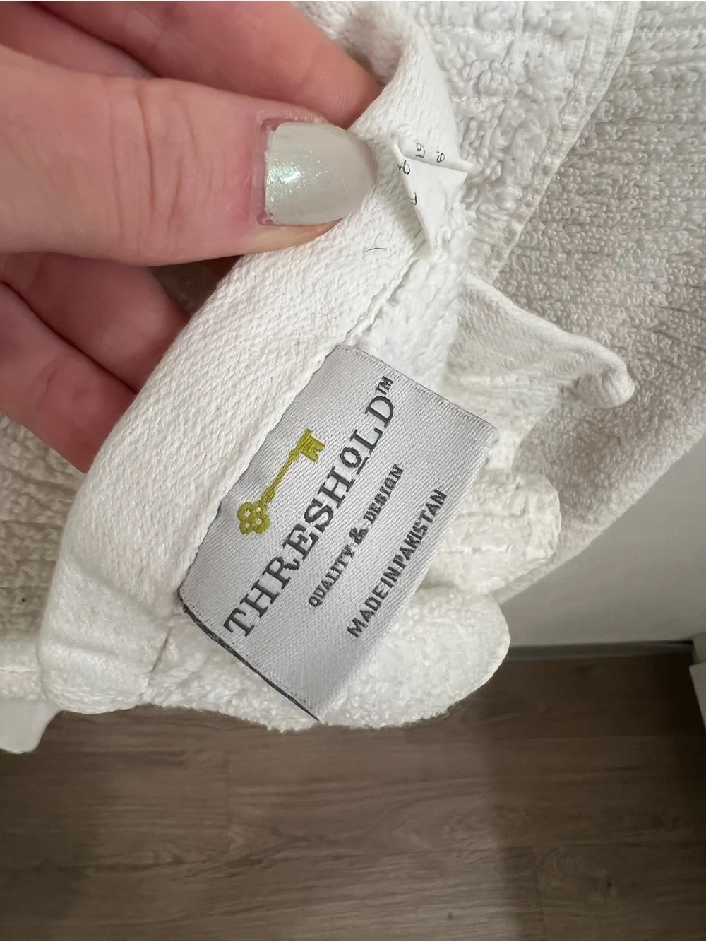 2 white bath towel sets